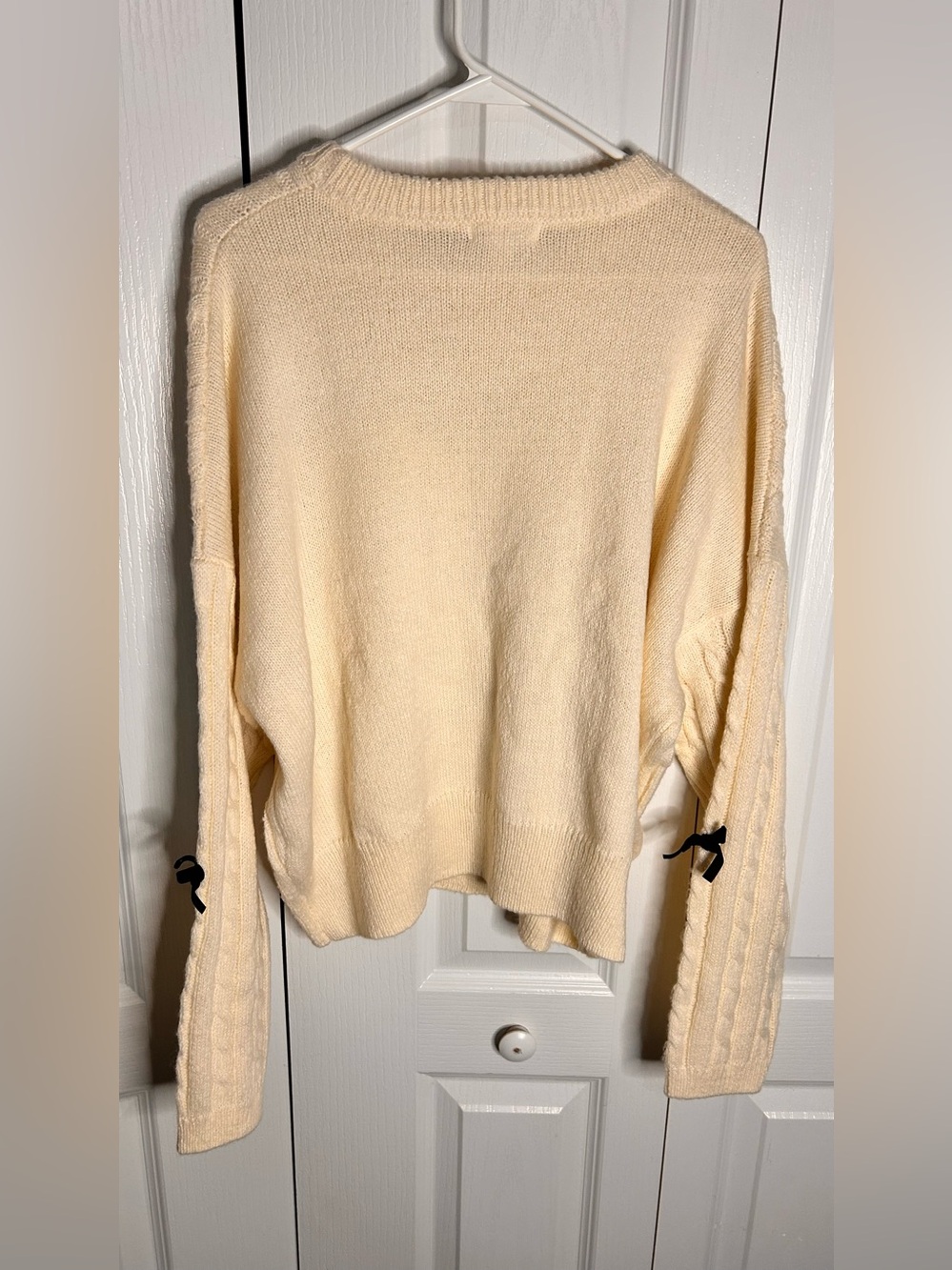 Blu Pepper Women’s Large Cream Cable-Knit Sweater with Black Bow Accents NWT - Picture 5 of 5